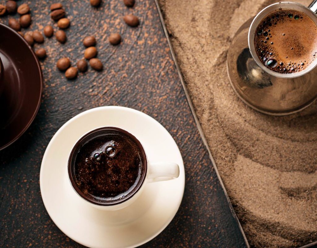 Kopi hitam tubruk dengan kopi herbal
